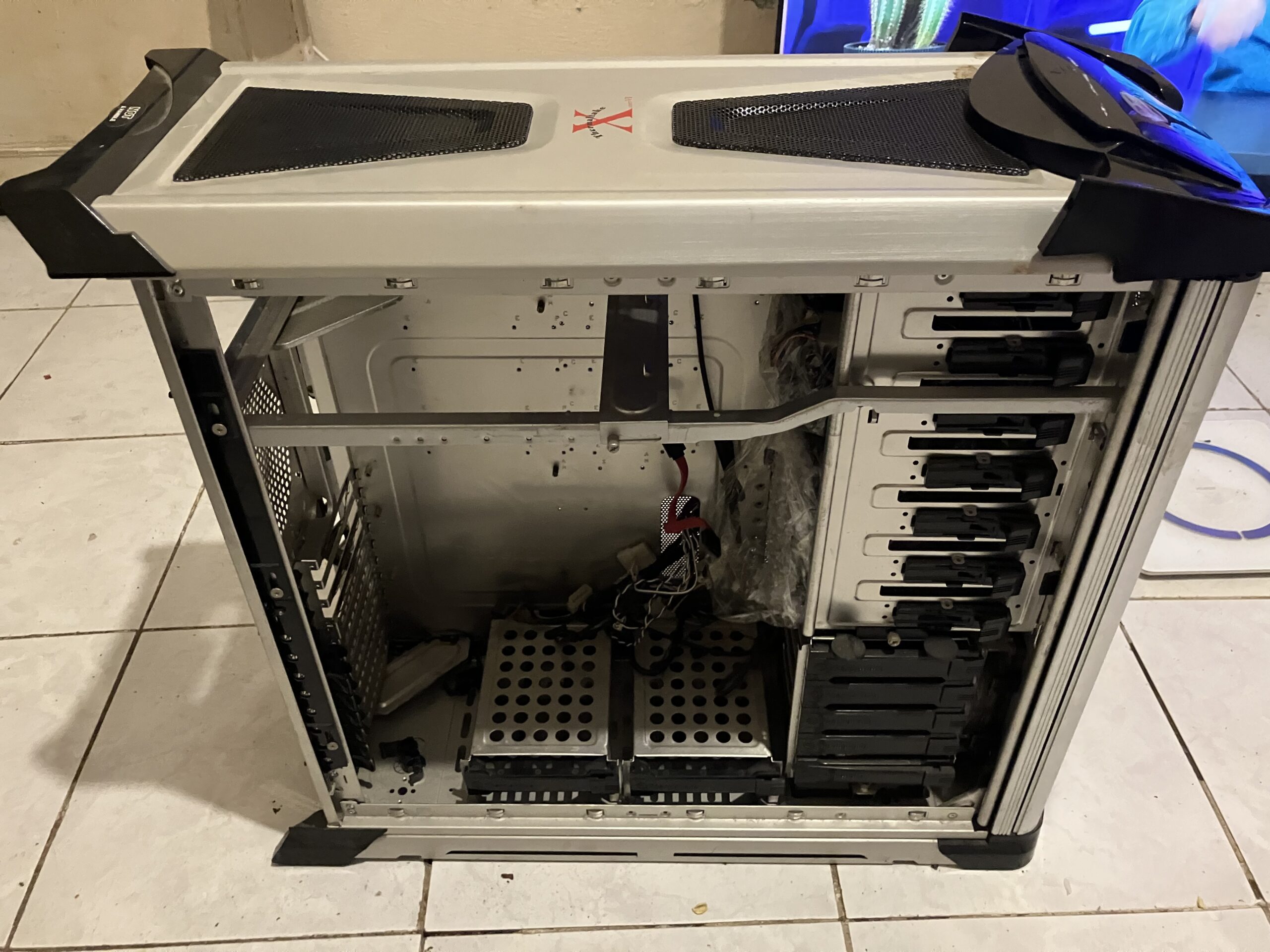 İkinci El Thermaltake XaserVI Aluminyum VG4000SWA Led Fanlı ATX Oyuncu Kasası İkinci El(PSU yok)