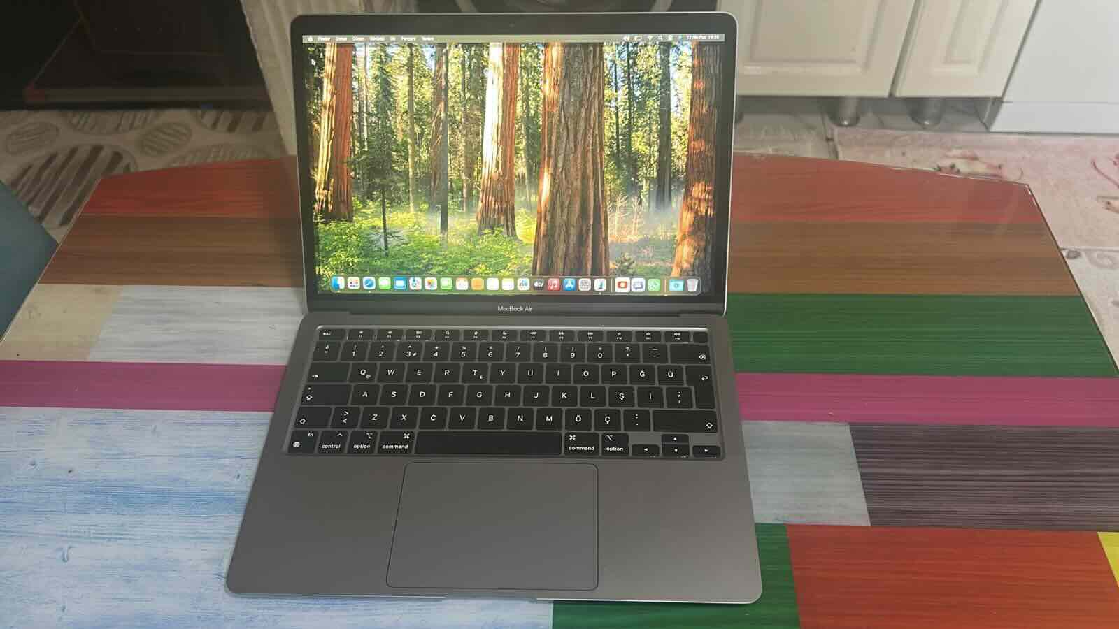 Macbook m1 8gb 256gb Gümüş İkinci El Sıfır Ayarında